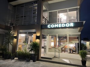 Un edificio moderno con un letrero que dice "COMEDOR".