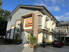 Un edificio moderno con un letrero que dice "La Casa Ramirez".