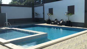 Piscina externa, funciona das 9h às 21h, guarda-sóis