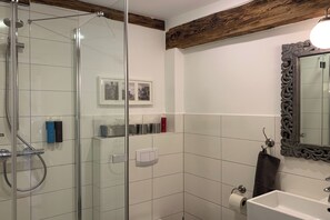 Shower, eco-friendly toiletries, hair dryer, towels - Brass bed apartment - the nostalgic one (Süderdeich)