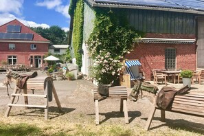 Outdoor dining - Brass bed apartment - the nostalgic one (Süderdeich)