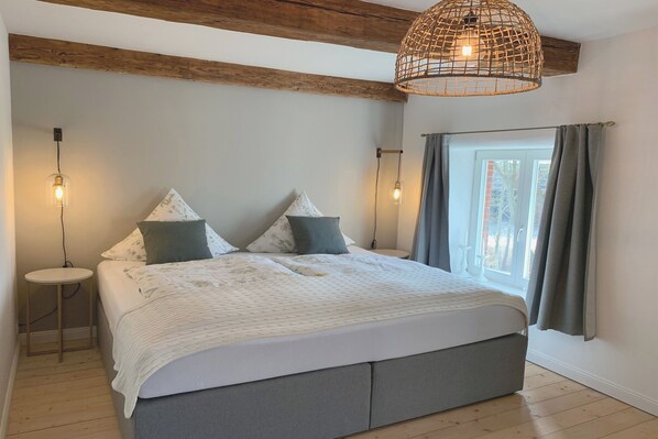 2 bedrooms, iron/ironing board, travel crib, free WiFi - Brass bed apartment - the nostalgic one (Süderdeich)