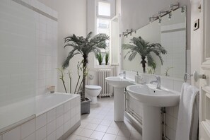 Badewanne, Haartrockner, Handtücher, Seife