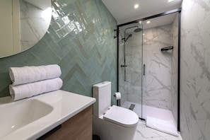 Een douche, een haardroger, handdoeken, zeep