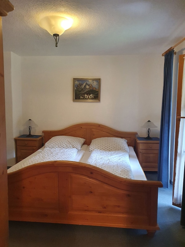 1 bedroom, bed sheets