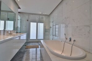 Ensemble douche/baignoire, sèche-cheveux, serviettes fournies, savon