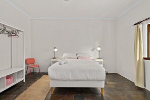 4 bedrooms, iron/ironing board, Internet, bed sheets