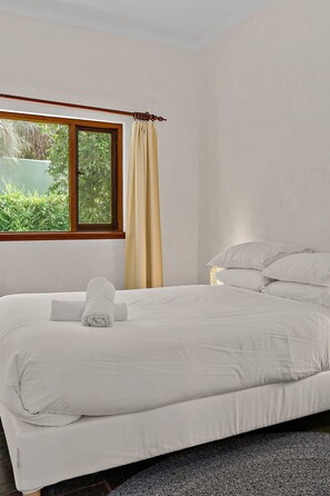 4 bedrooms, iron/ironing board, internet, bed sheets