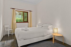 4 bedrooms, iron/ironing board, internet, bed sheets