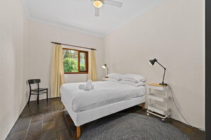 4 bedrooms, iron/ironing board, Internet, bed sheets