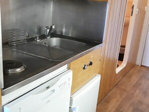 Réfrigérateur, plaque de cuisson, lave-vaisselle, cafetière/bouilloire