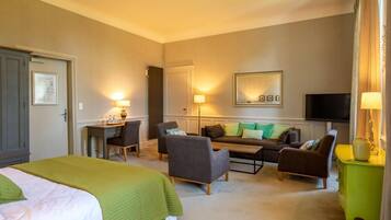 Deluxe driepersoonskamer, uitzicht op tuin | Luxe beddengoed, een kluis op de kamer, individueel gedecoreerd