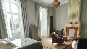 Deluxe Double Room, mesra pergerakan, Ground Floor | Peralatan tempat tidur premium, peti besi dalam bilik, meja 