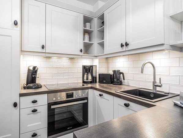 Kühlschrank, Mikrowelle, Ofen, Herdplatte