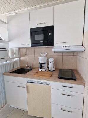 Køleskab, mikrobølgeovn, kogeplade, kaffe-/temaskine