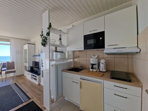 Køleskab, mikrobølgeovn, kogeplade, kaffe-/temaskine