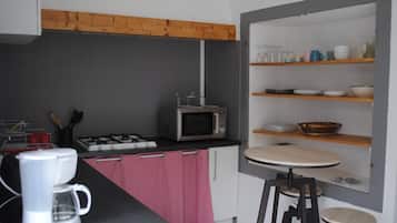 Kühlschrank, Ofen, Herdplatte, Wasserkocher mit Kaffee-/Teezubehör