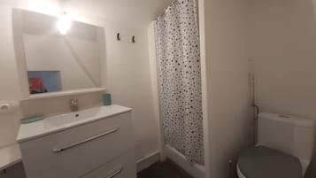 Dusche, Handtücher, Toilettenpapier