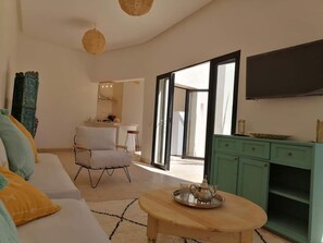 Smart TV - Totally privatize, not overlooked. cooker service included (Marrakech)