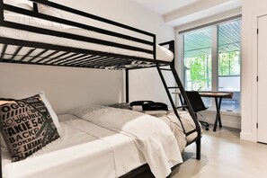 4 bedrooms, desk, iron/ironing board, free WiFi