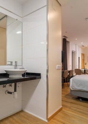 Studio Apartment (Ground Floor) | Baño | Amenidades de baño ecológicas, secadora de cabello, toallas