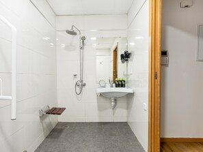 Studio Apartment - Disability access | Badezimmer | Umweltfreundliche Kosmetikartikel, Haartrockner, Handtücher