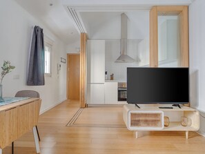 One-Bedroom Apartment | Living area | 50-inch Smart TV with satellite channels, TV - Limehome Madrid San Lorenzo (Madrid)