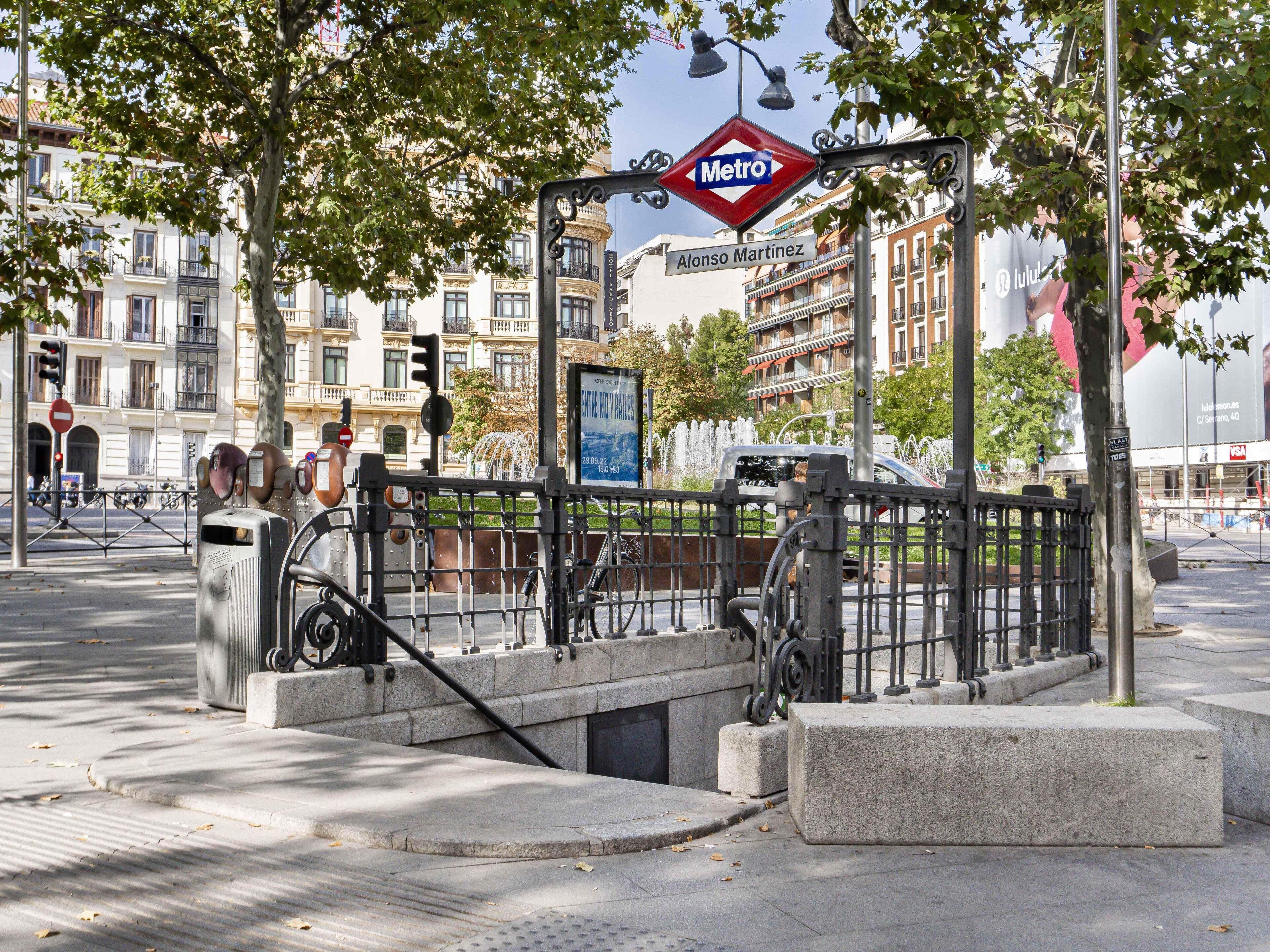 A metro station entrance with a 'Metro' sign, a 'Centro' sign, and a 'Viva' sign.