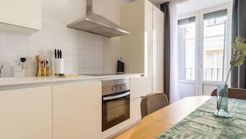 Two-Bedroom Apartment | Cocina privada | Refrigerador, microondas, horno y cafetera de espresso