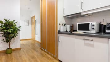 Studio Apartment - Disability access | Cocina privada | Refrigerador, microondas, horno y cafetera de espresso