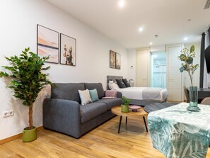 Studio Apartment (Ground Floor) | Decoración individual, mobiliario individual, wifi gratis y ropa de cama