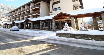 Cozy Studio for 4 in Village Center, Near Ski Lifts, Shops, and Amenities