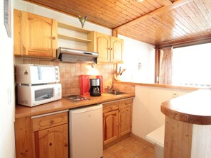 Microwave - Cozy Studio for 4 in Village Center, Near Ski Lifts, Shops, and Amenities (Les Carroz d'Arâches)