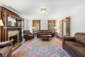 Televisión y chimenea 