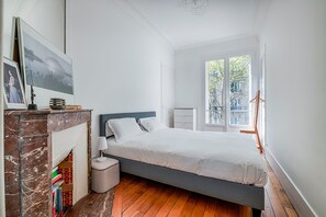 3 bedrooms, desk, WiFi, bed sheets - A Touch of Sapphire, by Veeve (Paris)