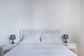 3 bedrooms, desk, WiFi, bed sheets