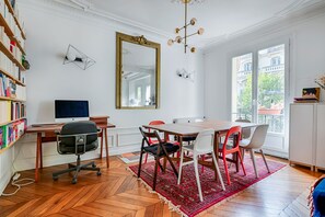 Interior - A Touch of Sapphire, by Veeve (Paris)