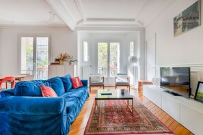TV, fireplace