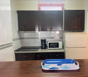 Réfrigérateur, micro-ondes, plaque de cuisson, cafetière/bouilloire