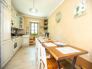 Villa (Four Bedroom Villa with Swimming Pool) | Salle à manger
