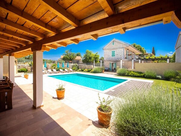 Villa (Four Bedroom Villa with Swimming Pool) | Piscine | Piscine extérieure (ouverte en saison), parasols de plage