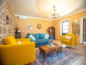 Villa (Four Bedroom Villa with Swimming Pool) | Salle de séjour | Télévision