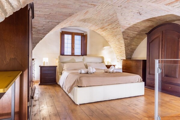 2 quartos, ferros/tábuas de passar roupa, Wi-Fi, roupa de cama