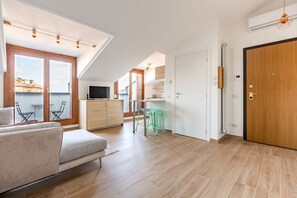 Living area - GuestHost - Cozy Studio W/Parking 5 min walk from the bus stop (Milano)