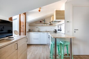 Four, plaque de cuisson, batterie de cuisine, vaisselle et ustensiles