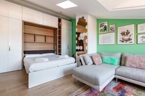 Iron/ironing board, WiFi, bed sheets