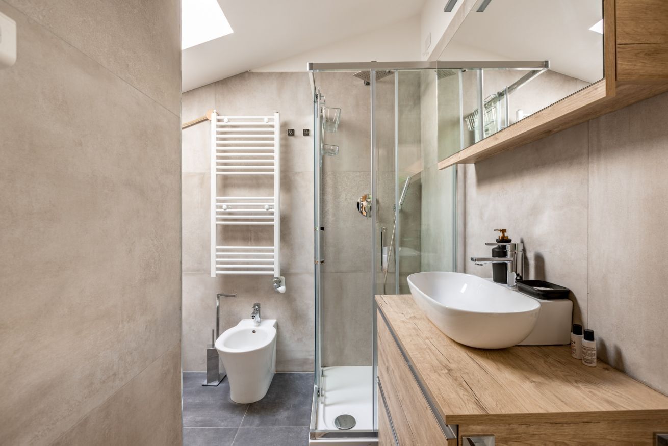 Douche, sèche-cheveux, bidet, serviettes fournies