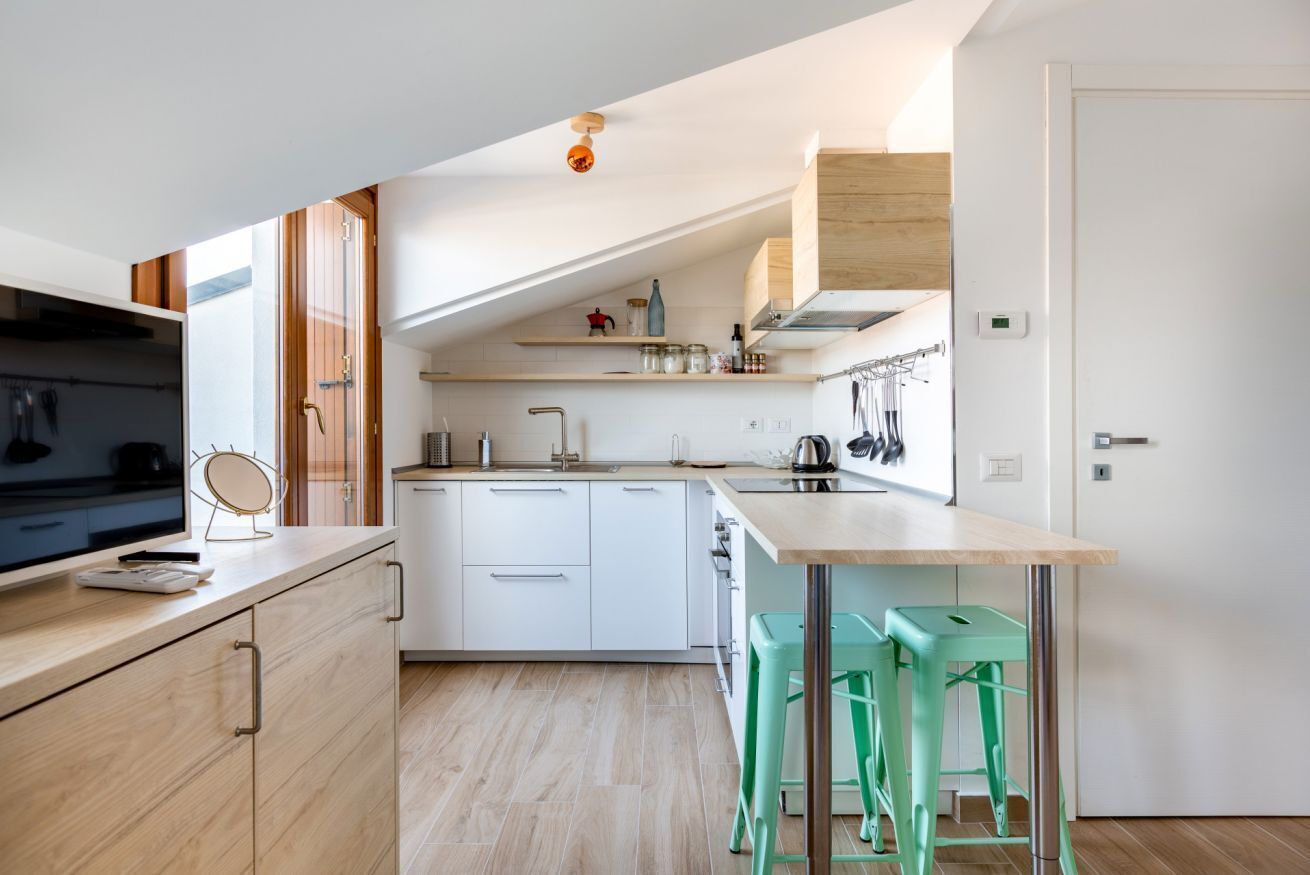 Un four, surface de cuisson, vaisselle et ustensiles