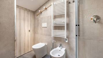 Doccia, asciugacapelli, bidet, asciugamani