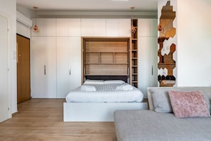 Tabla de planchar con plancha, wifi, ropa de cama